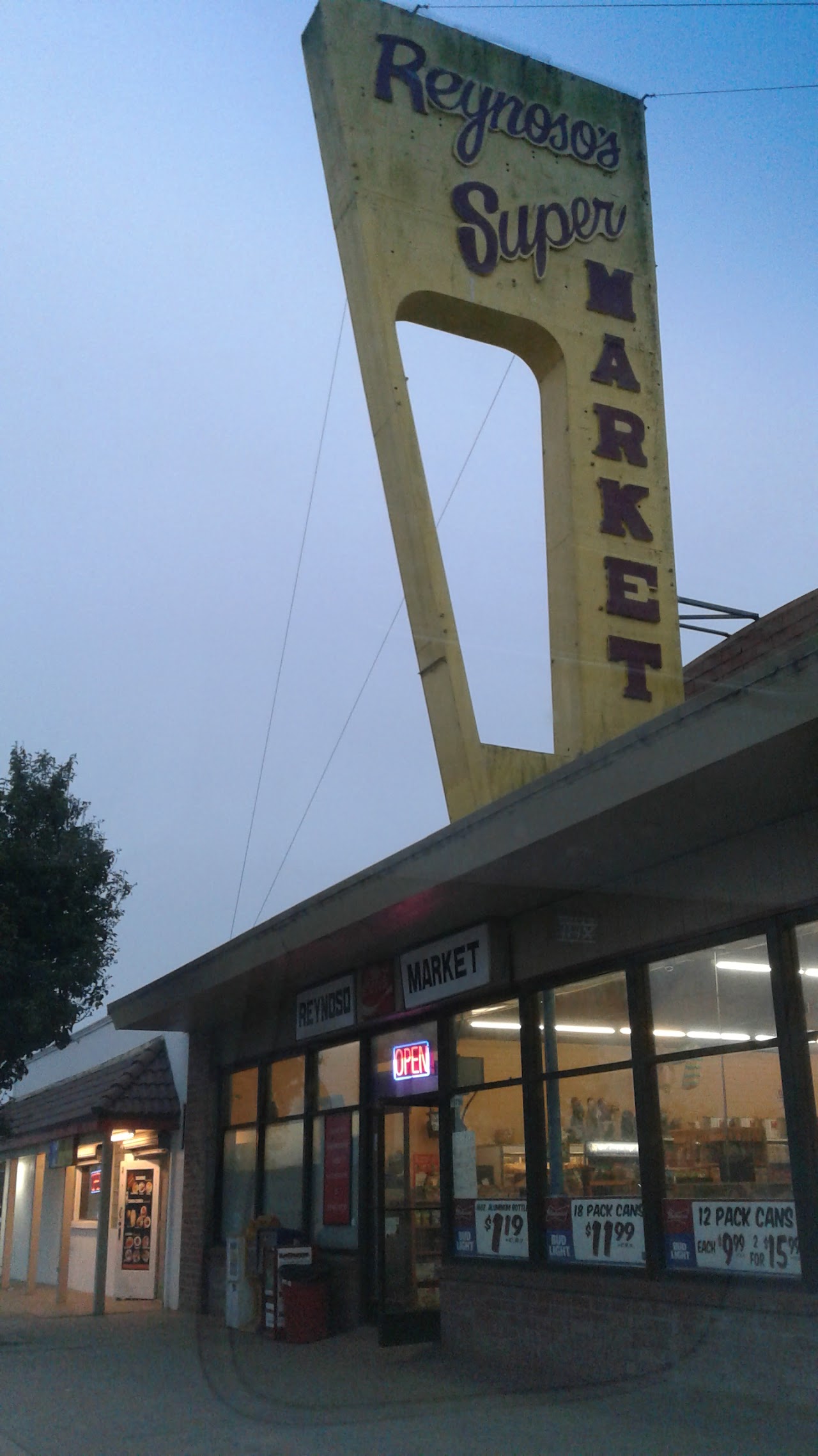 La reynas Supermarket